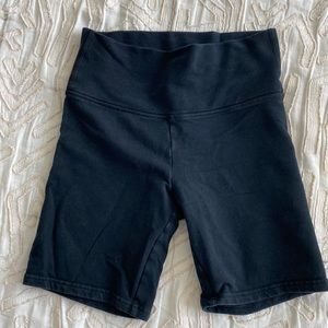 Aritzia Talula Atmosphrere Hi-Rise 7" Biker Short in Black